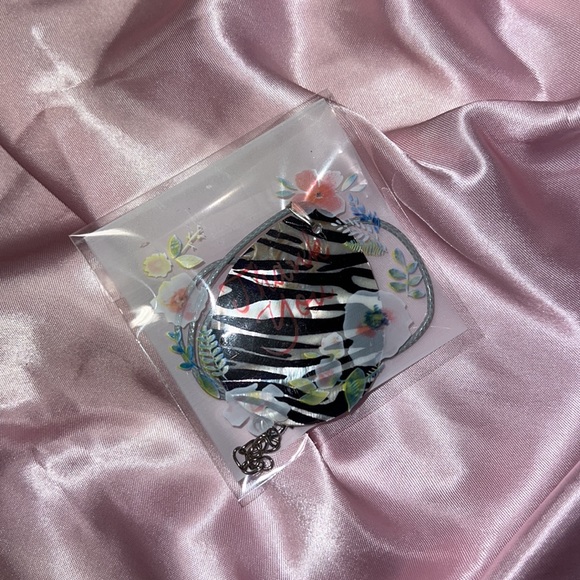 Printed Shell Necklace - Picture 7 of 7